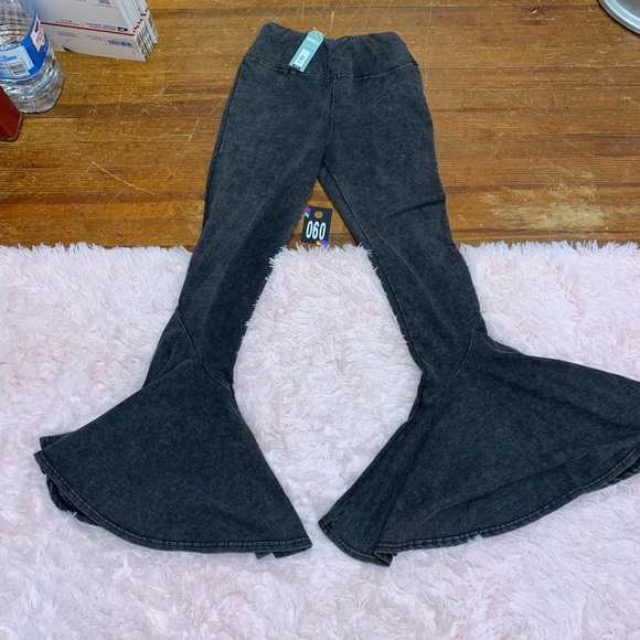 New with tags earthbound black bellbottoms pull on pants - Picture 2 of 5